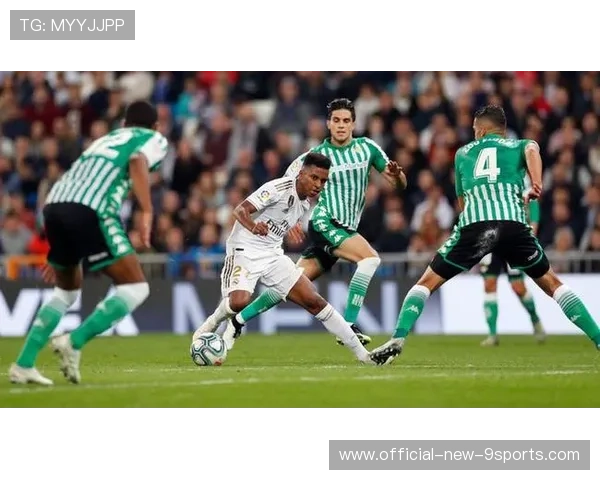 皇马维尼修斯高速带球训练揭秘：突破极限，变得更敏捷