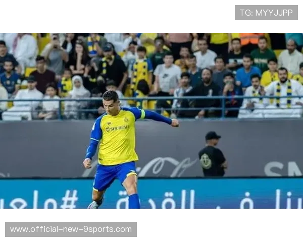 坎特在吉达联合完成底线铲断,阻断对方禁区内突破 坎特在吉达联合完成底线铲断,阻断对方禁区内突破