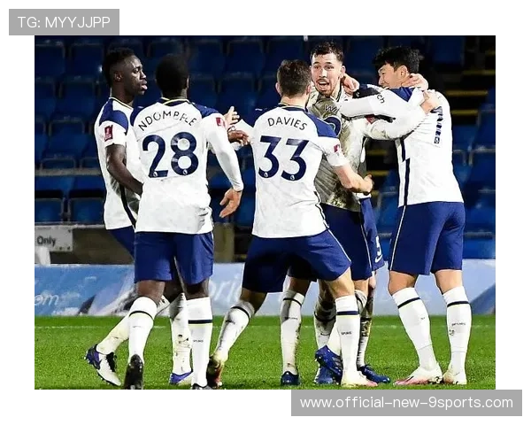 河南队周大地回撤接应,转身直塞穿透两道防线 河南队周大地回撤接应,转身直塞穿透两道防线